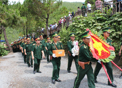 Dâng hương tại khu mộ Đại tướng Võ Nguyên Giáp