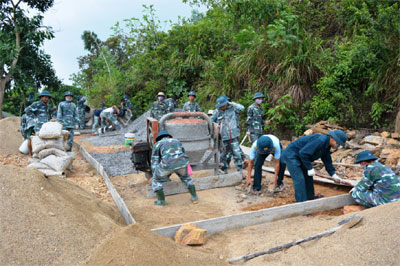 Gần 1.000 ngày công giúp dân xây dựng nông thôn mới