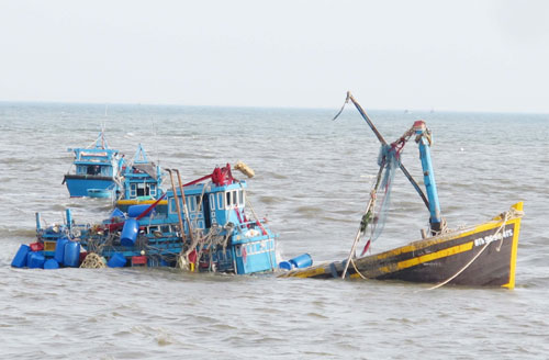 Lai dắt tàu bị nạn về cảng Phú Hải