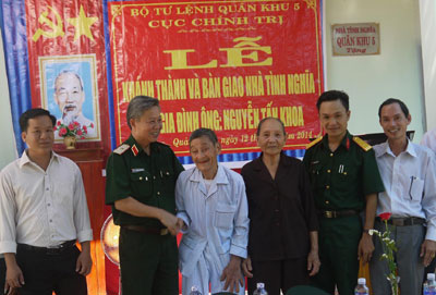  Bàn giao nhà tình nghĩa cho thương binh Nguyễn Tấn Khoa