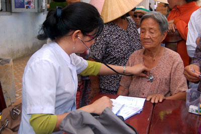 Tặng 150 suất quà cho gia đình nghèo và thiếu nhi