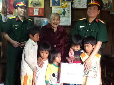 Đoàn 337 thăm, tặng quà Mẹ Việt Nam Anh hùng