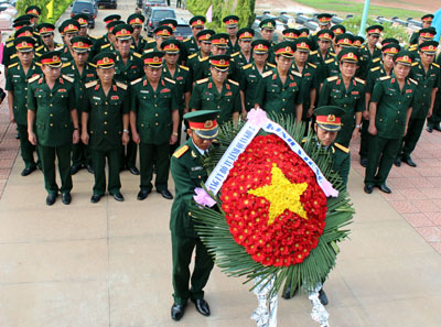 Dâng hương Bác Hồ và tri ân người có công 