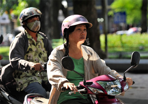 Đội mũ bảo hiểm khi tham gia giao thông: Vẫn còn đối phó