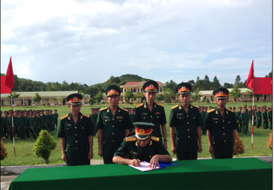 Giương cao ngọn cờ quyết thắng