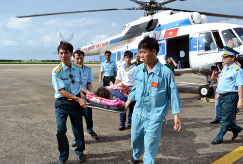 Bay cấp cứu, chuyển bệnh nhân từ đảo Thổ Chu về đất liền