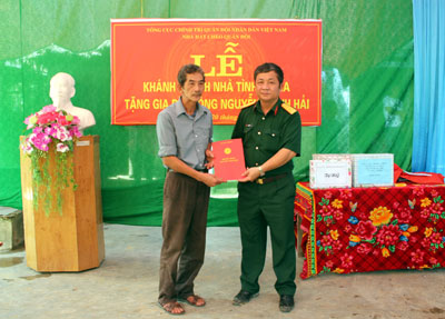 Nhà hát Chèo Quân đội bàn giao nhà tình nghĩa