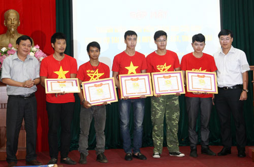 Tuyên dương 16 thanh niên tham gia cứu người trong vụ tai nạn xe khách tại Bát Xát- Lào Cai 