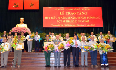 Trao huy hiệu tuổi Đảng cho 286 đảng viên