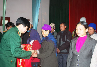 Tặng quà các đối tượng chính sách tại Thái Nguyên