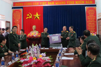 Thượng tướng Lê Hữu Đức kiểm tra các đơn vị thuộc Quân khu 2
