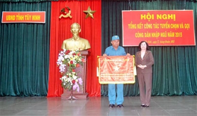 Khen thưởng các gia đình quân nhân có thành tích trong tuyển chọn, gọi công dân nhập ngũ 