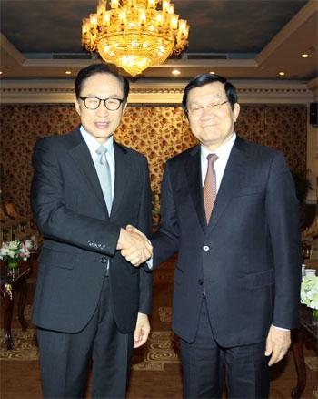 Chủ tịch nước Trương Tấn Sang tiếp cựu Tổng thống Hàn Quốc Li Miêng Pắc