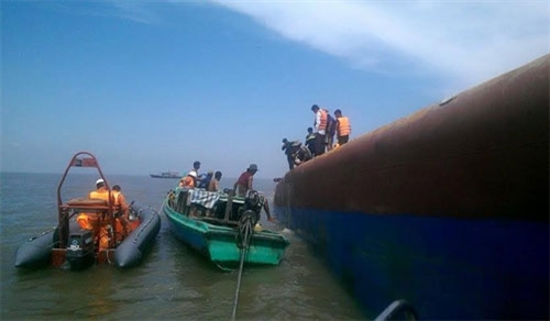 Đã giải cứu được một thuyền viên vụ chìm tàu trên sông Soài Rạp