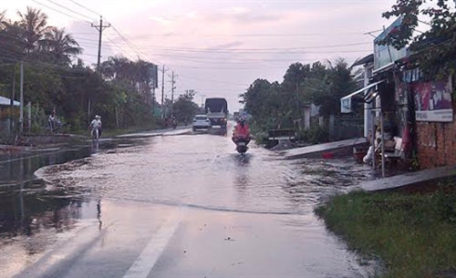 Nhiều đoạn trên Quốc lộ 1A bị ngập do triều cường