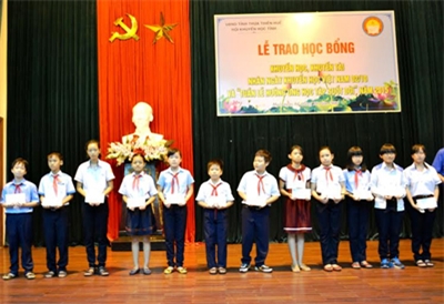 Hơn 420 học sinh nhận học bổng khuyến học
