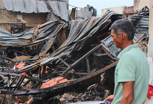 TP Hồ Chí Minh: Công ty may cháy lớn trong khu dân cư