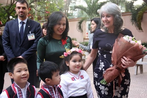 Phó tổng thống Bulgaria thăm trường mầm non Việt - Bun