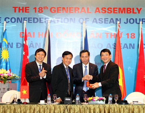 Nhà báo Thuận Hữu nhận chức Chủ tịch Liên đoàn các nhà báo ASEAN