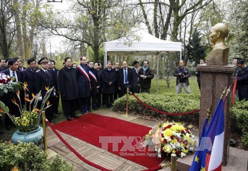 Thủ tướng Chính phủ Nguyễn Tấn Dũng tới Paris dự Hội nghị COP-21 