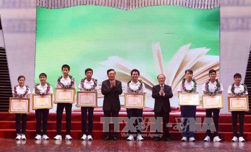 Lễ Tuyên dương học sinh đoạt giải Olympic quốc tế và học sinh xuất sắc nhất kỳ thi THPT Quốc gia năm 2015