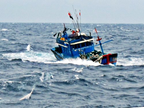 Cứu nạn tàu cá cùng 14 ngư dân Quảng Ngãi trôi dạt trên biển Khánh Hòa 