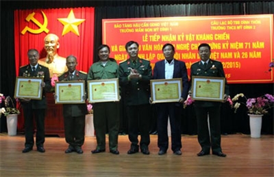 Tiếp nhận nhiều kỷ vật kháng chiến của cựu chiến binh trao tặng