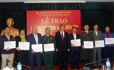 Hơn 800 biên tập viên được trao chứng chỉ hành nghề 