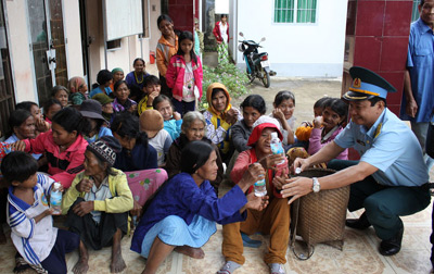 Thăm và tặng quà hộ nghèo, gia đình chính sách tại huyện Khánh Vĩnh