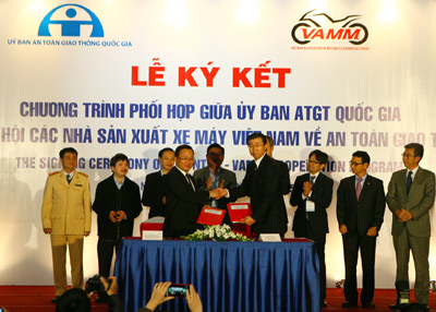 Hợp tác bảo đảm an toàn giao thông cho người đi xe máy