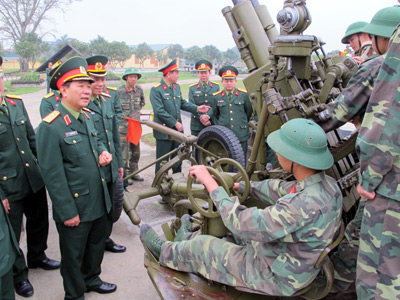 Thượng tướng Mai Quang Phấn làm việc tại Quân khu 4