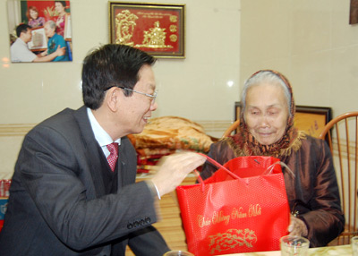 Đồng chí Nguyễn Thế Thảo thăm, chúc Tết các gia đình chính sách tiêu biểu