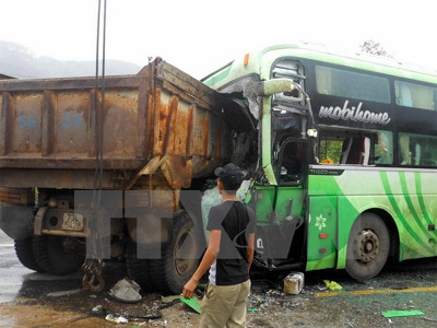 Xe khách đâm trực diện xe tải khiến 6 người bị thương nặng