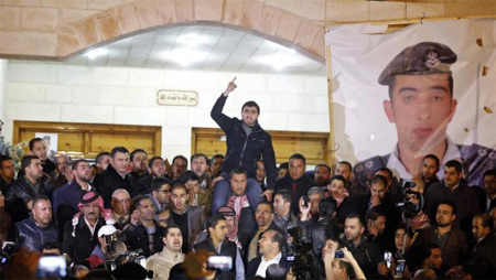 Thế giới phẫn nộ trước hành động thiêu sống con tin của IS 