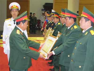 Khen thưởng cán bộ, HLV, VĐV quân đội đạt thành tích xuất sắc 