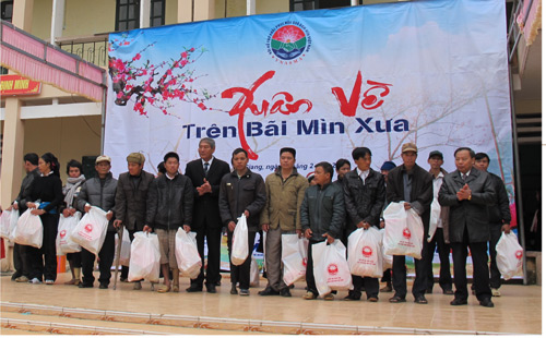 Tặng quà và 35 bộ chân tay giả cho nạn nhân bom mìn 