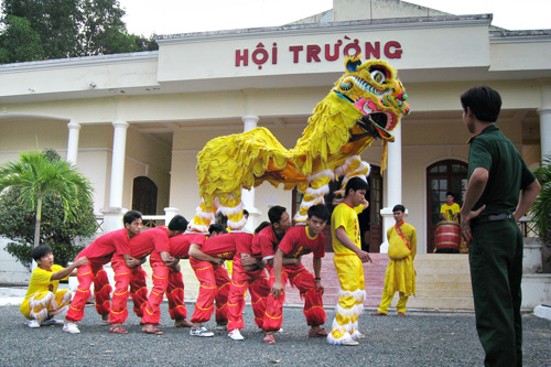 Chiến sĩ miền Tây rộn ràng đón Tết