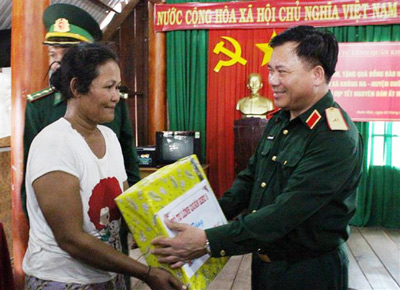 Hơn 1.000 cán bộ, chiến sĩ đến ăn Tết với đồng bào dân tộc thiểu số