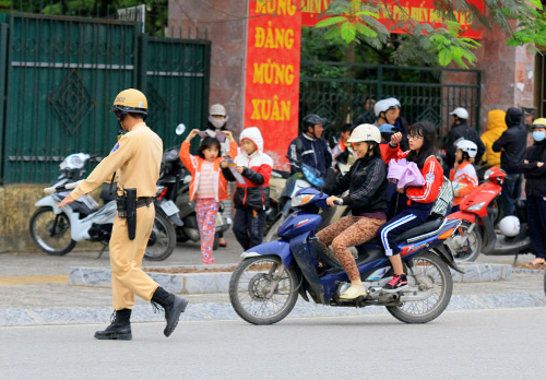 Ngày đầu tiên quy định học sinh đội mũ bảo hiểm