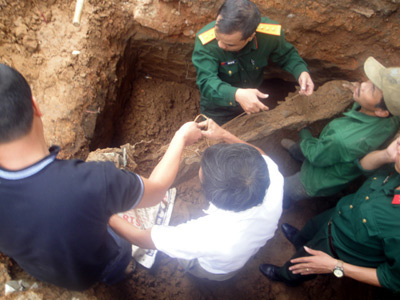 Quảng Trị: Cất bốc hài cốt liệt sĩ tìm thấy trong vườn nhà dân 