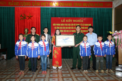 Cục Hậu cần (Tổng cục Hậu cần) tặng quà xã ATK Thanh Định