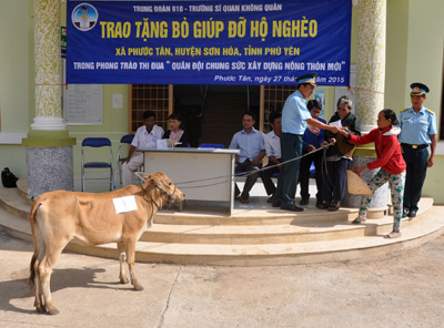 Tặng bò giống cho hộ nghèo người dân tộc thiểu số