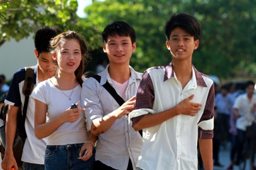 Thí sinh đội nắng đến làm thủ tục dự thi THPT Quốc gia