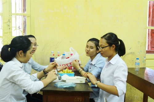 Thí sinh nghỉ trưa tại phòng thi