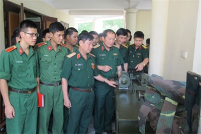 Nghiên cứu, ứng dụng sản phẩm khoa học-công nghệ vào đào tạo, bảo đảm hậu cần 