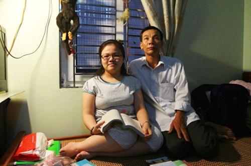 Bỏ gánh rau, đưa con gái bị xương thủy tinh đi thi