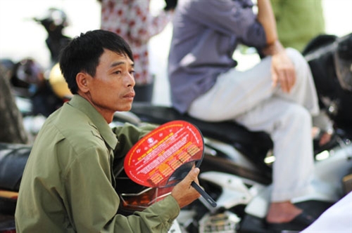 Phụ huynh “vượt” nắng, chờ con ngoài phòng thi