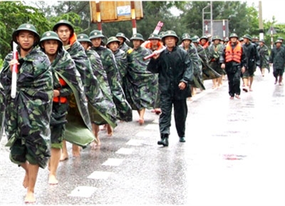 Can trường vượt lũ cứu dân