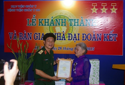 Bệnh viện Quân y 103 trao nhà Đại đoàn kết cho đối tượng chính sách