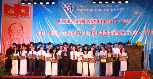Viện Đại học Mở Hà Nội trao hơn 2 tỷ đồng học bổng tới sinh viên